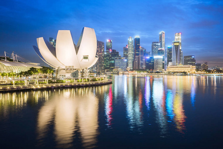 在新加坡，新加坡的新加坡城市天际线的夜景