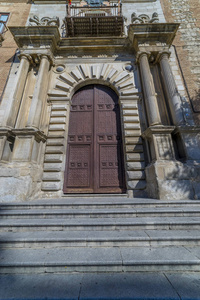 巨大的中世纪木门与高石专栏, 中世纪教会在城市托莱多, 西班牙