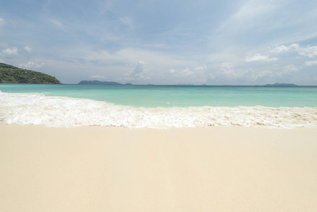 海景色美丽的热带海滩背景与地平线蓝天和白色的沙子。暑期理念