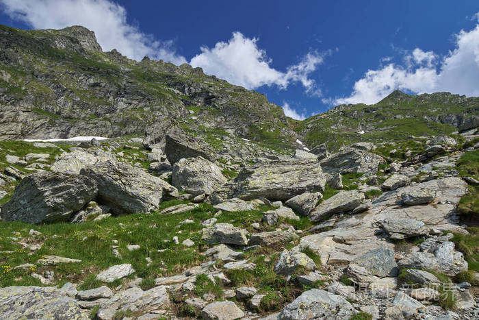 在温暖的夏天高岩石山