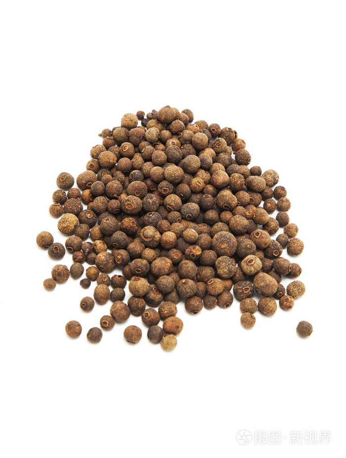 多香果粉孤立的白色背景上