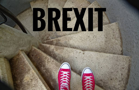 螺旋楼梯上的红色运动鞋当下坡时, 铭文 Brexit 象征英国从欧盟撤军