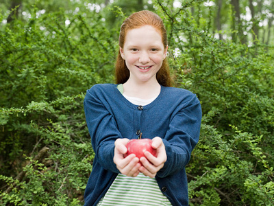 女孩控股苹果在手中