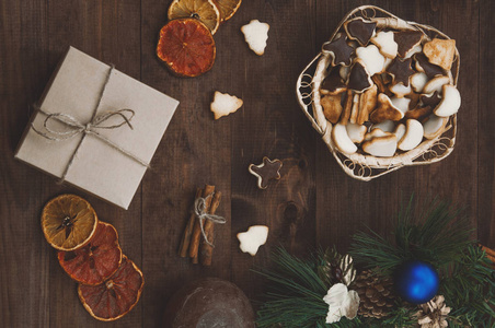圣诞节背景的顶级视图。圣诞礼物, 饼干和干橘子在棕色的木桌上。色调图像