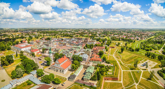 Zamosc 从一只鸟的眼睛看。从空中看到的旧城市全景。纪念碑和旅游景点 Zamosc。从鸟瞰图中擦亮风景。Zamosc历史古