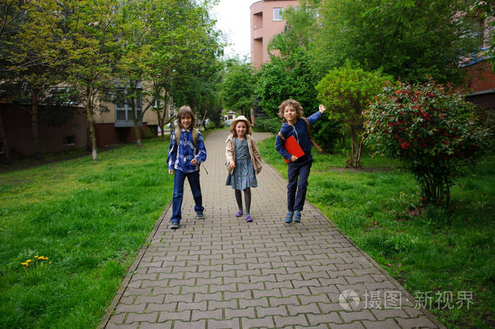三个小朋友去上学