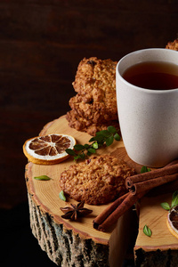 白杯茶和饼干在一个原木以上国家风格的木质背景, 特写, 选择性聚焦