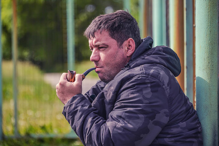 抽烟斗大叔图片