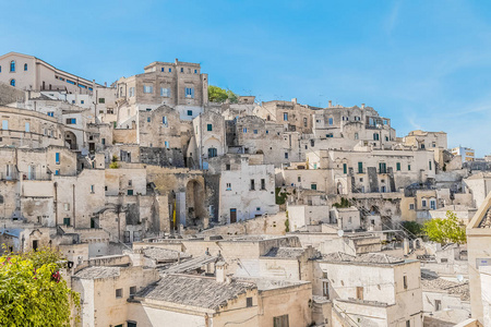 典型的石头 Sassi di Matera 附近马泰拉教科文组织欧洲资本的文化 2019 年格拉维纳在蔚蓝的天空的全景视图