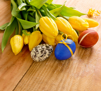 五彩缤纷的复活节彩蛋和郁金香