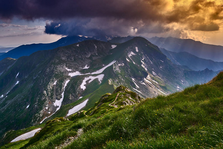 夏季高石山的黄昏戏剧性景观图片