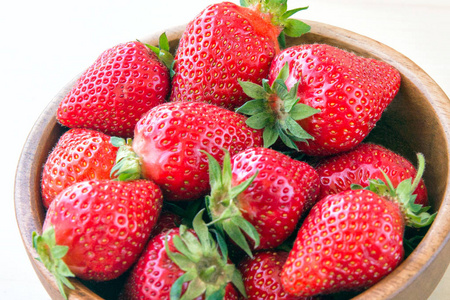 一个成熟的红色大草莓的宏观照片与小深度的领域
