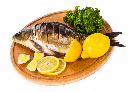 新鲜的鱼和食品成分表上照片