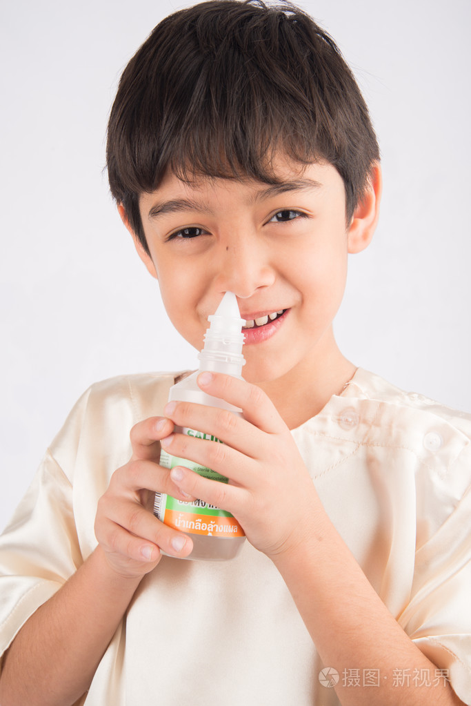 小男孩用盐水清洗他的鼻子