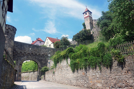 老城堡和石桥梁的塔在镇坏 Wimpfen, 巴登符滕堡, 德国