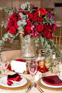 美丽的花朵在婚礼当天的桌子上。豪华的假期背景