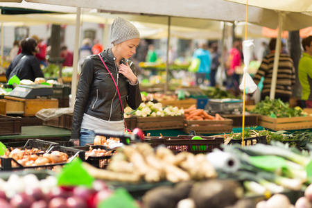 在当地的食品市场的菜市场买菜的女人