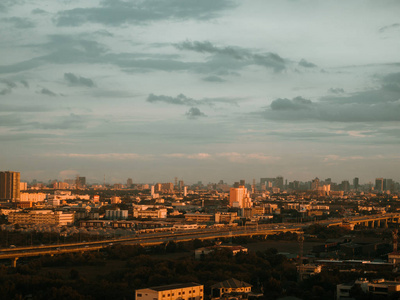 一个陌生城市的都市风光, 乌云密布, 日落之光