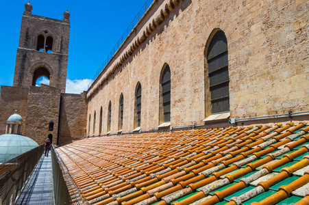 屋顶的外部看法和圣玛丽亚 Nuova 大教堂的塔之一蒙雷阿莱大教堂附近巴勒莫在西西里岛