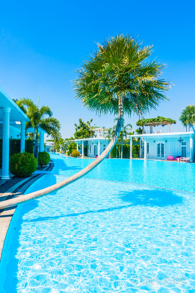 美丽的豪华室外游泳池