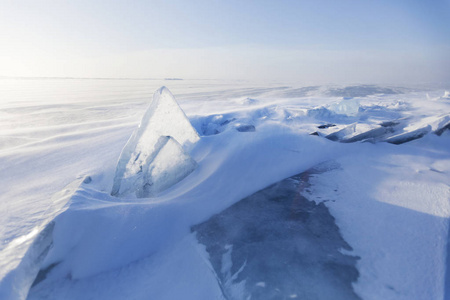 透明的浮冰。冬季景观。贝加尔湖