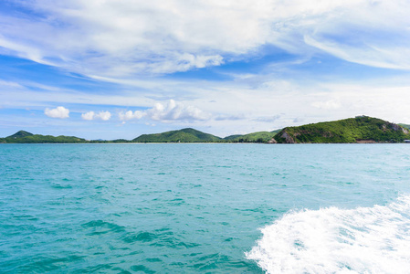 海景, 高山和美丽的天空的背景在海上航行船波浪