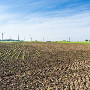 耕种的领域在奥地利风景与现代风力涡轮机生产能量