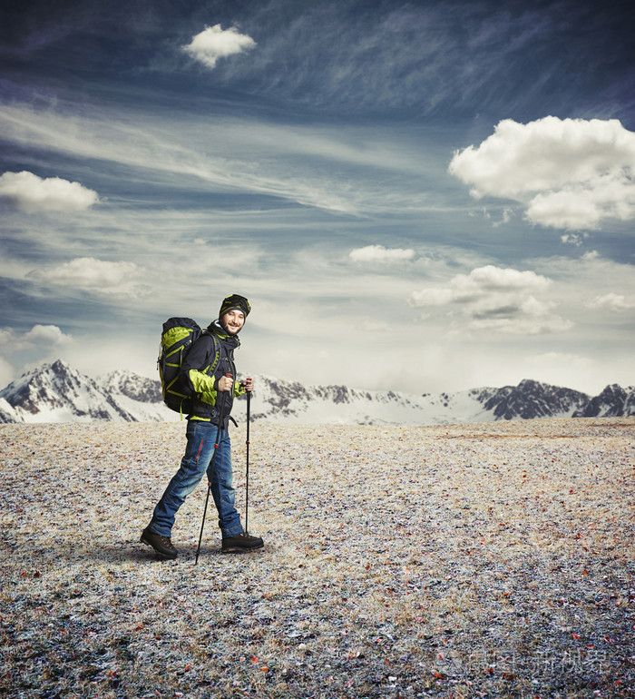 男士穿冬天的衣服与极点在山里徒步旅行