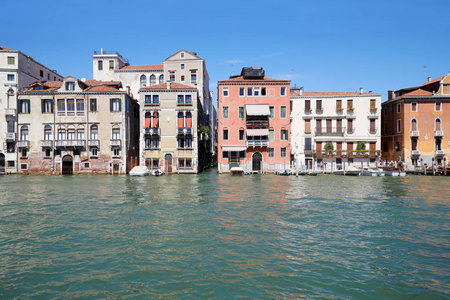 意大利的阳光明媚的一天, 威尼斯房屋门面和大运河