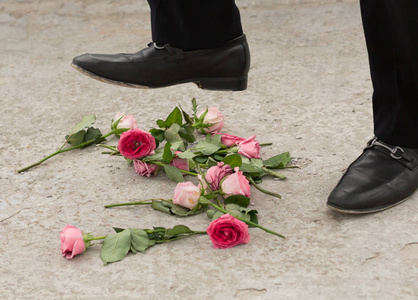 被踩扁的乒乓球玫瑰被踩扁,心碎主题的特写照片