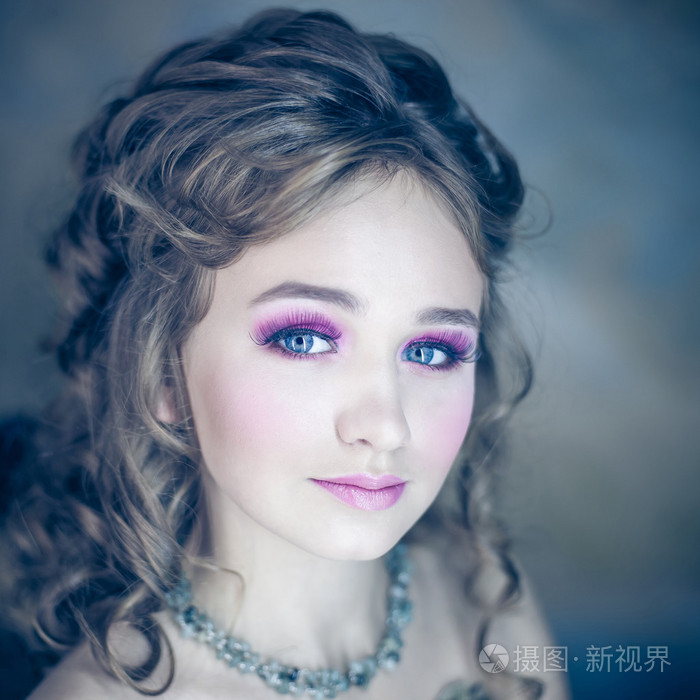 小女孩用美丽的妆容