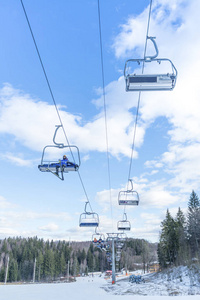 滑雪者乘坐滑雪缆车