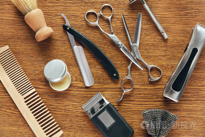 男士美容工具.理发店设备和用品在木桌上.男士美发沙龙工具.高分辨率