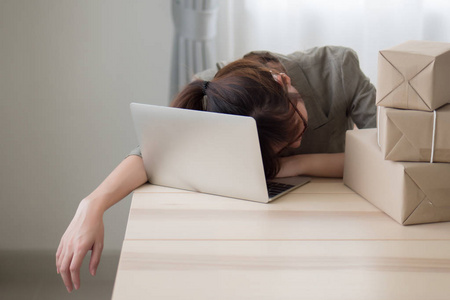 筋疲力尽的亚洲妇女企业通宵工作, 在办公桌前睡觉;疲惫,疲惫,劳累不