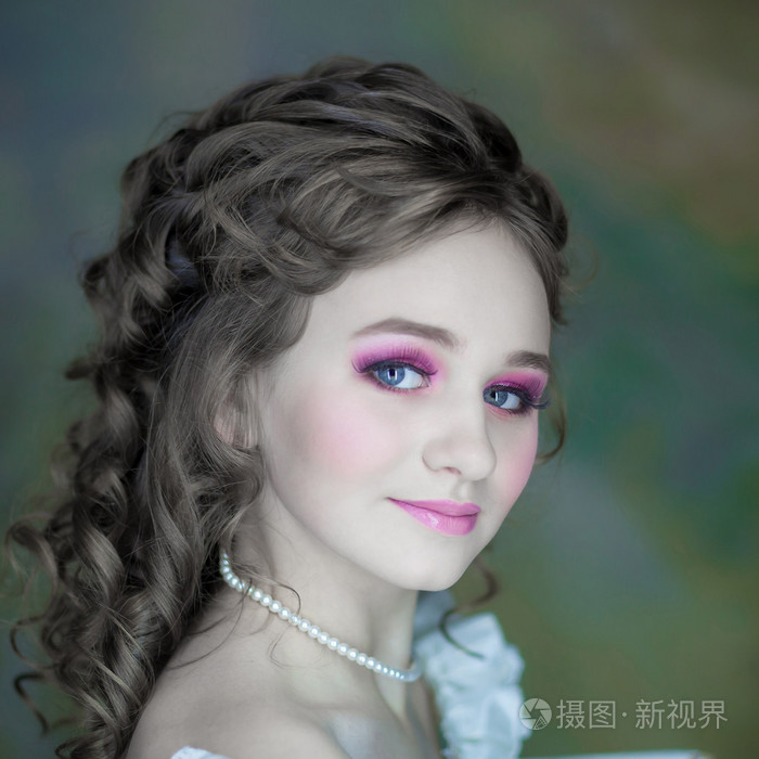 小女孩用美丽的妆容