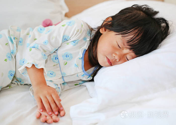 睡在床上的可爱小女孩