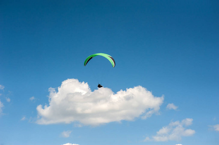 滑翔伞在蓝天的云层背景下飞翔。阳光明媚的一天, 天空中的滑翔伞