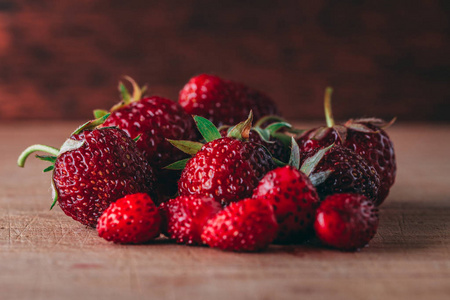 木桌上的草莓和野草莓