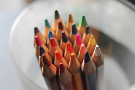 彩色的铅笔关闭出锋利的彩虹很多选择