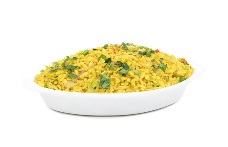 印度早餐盘 Poha 也知道泼河或 Aalu Poha 由被殴打的米或平的米组成。用芥末凉洋葱咖喱叶和姜黄在油中轻轻煎成的