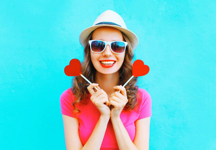 两个红色的棒棒糖形状的 hea 时尚幸福微笑女人照片