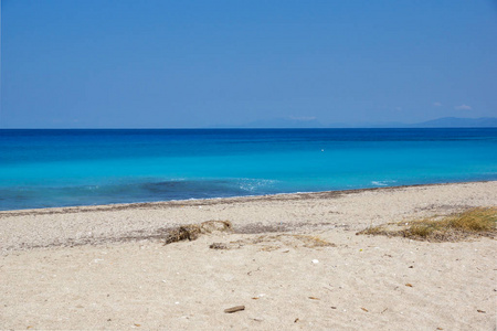 Girapetra 海滩与蓝色水域，莱夫卡达，希腊的全景视图