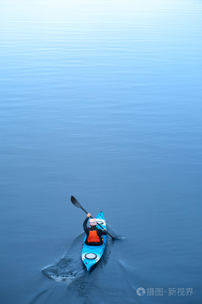 皮划艇在河上,后方 view01
