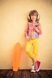 滑板的时髦孩子