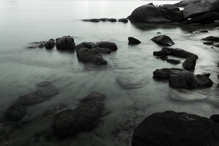 海景色背景下的岩石长曝光图像, 自然背景优美的海景