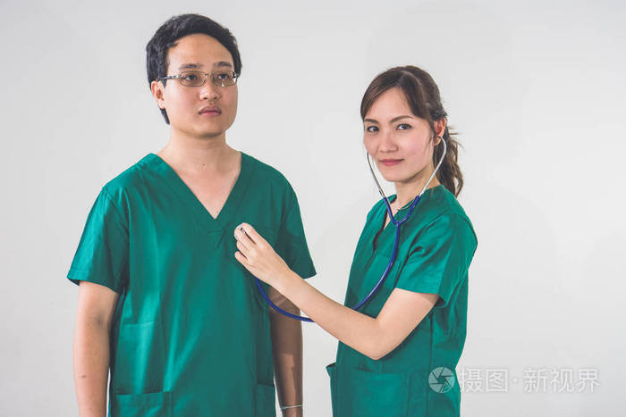 医生用听诊器检查心脏