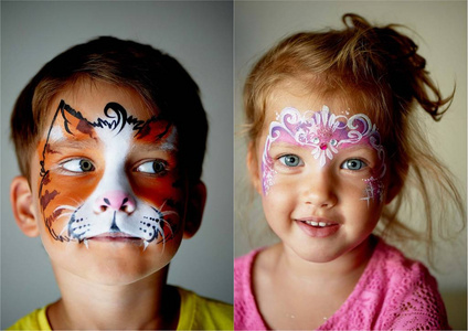 6 岁男孩，有着蓝色的眼睛面对画的是猫还是虎。2 年，脸上画非常令人兴奋的蓝眼睛的女孩