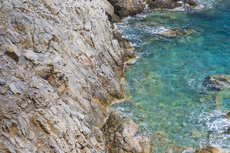 美丽的深蓝色大海和岩石在希腊