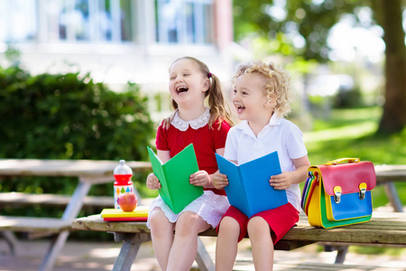 幼儿园和学前班的孩子的教育照片