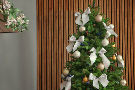 美丽的圣诞树与时尚的装饰室内